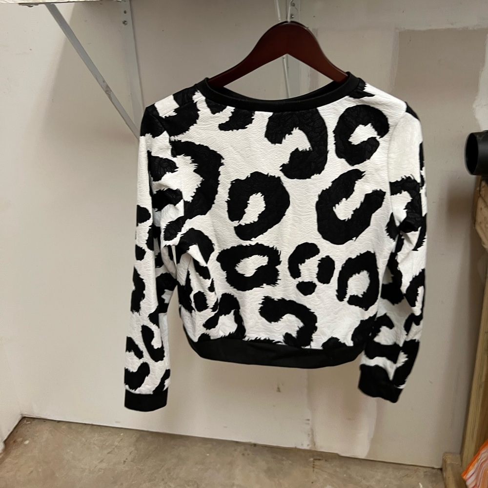 Black & white leopard print sweatshirt small